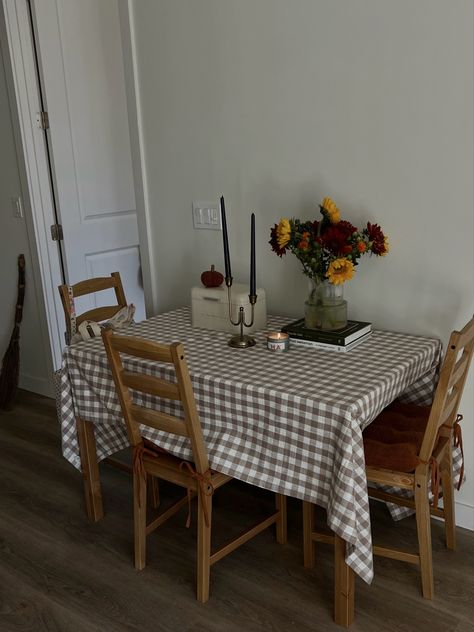 Gingham Dining Room, Kitchen Table Aesthetic, Table Cloth Aesthetic, Gingham Aesthetic, Farmhouse Dining Table Decor, Fall Decor Table, Uni House, Nashville Apartment, Cottage House Interior