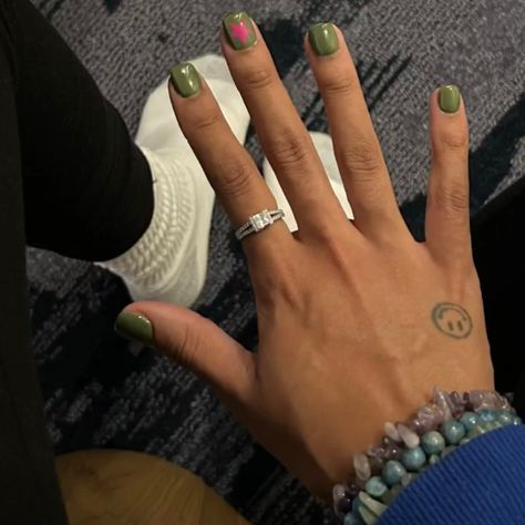 Manicure Ideas Green, Green Manicure, Ring Nails, Natural Nails Manicure, Gel Toe Nails, Mens Nails, Mini Tattoo, Hard Nails, Bracelets Beaded