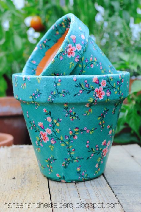 Fabric Pots, Clay Pot Projects, Flower Pot Art, Mod Podge Crafts, Terra Cotta Pot Crafts, Painted Pots Diy, Painted Plant Pots, Painted Clay Pots, Fleurs Diy