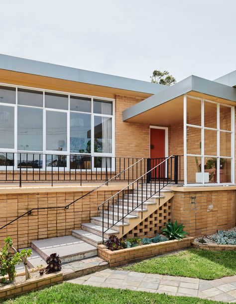 Mid Century Beach House, Mid Century Exterior, Apartment Tour, Large Balcony, Mid Century Architecture, Huge Windows, Australian Architecture, Modern Beach House, Modern Beach