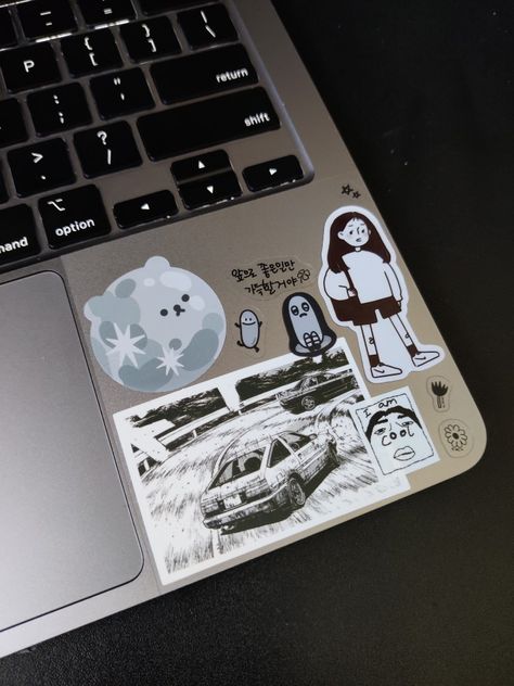 Mac Stickers Aesthetic, Mac With Stickers, Laptop Sticker Aesthetic, Ipad Stickers Aesthetic, Laptop Decoration Aesthetic, Laptop Stickers Aesthetic Ideas, Macbook Stickers Ideas, Laptop Decoration Ideas, Ipad Case Ideas