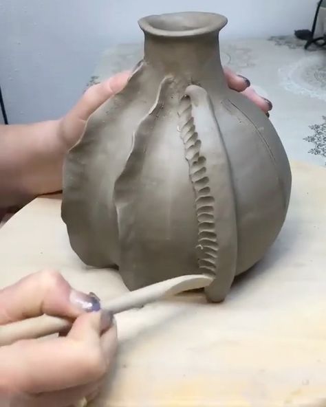 Ceramics Videos, Coil Pottery, Organic Ceramics, Ceramic Texture, Pottery Videos, Sculptures Céramiques, Pottery Handbuilding, Keramik Design, Slab Pottery