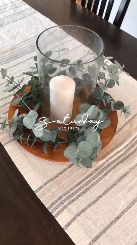 Charger Plate Centerpiece, Charger Plates Decor, Dining Table Decor Centerpiece, Wood Plate Chargers, Banquet Centerpieces, Charger Plates Wedding, Wood Chargers, Dining Room Centerpiece, Dining Room Table Centerpieces