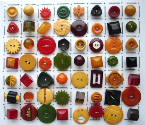 Bakelite Buttons found on eBay (sydney & jay) Bakelite Buttons, Button Collecting, Button Ideas, Buttons For Sale, Bakelite Jewelry, Cool Buttons, Vintage Bakelite, Types Of Buttons, Sewing Buttons