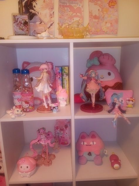 Kawaii Cube Shelf, Kawaii Shelf Ideas, Cutecore Shelf, Cubby Decorating Ideas, Kawaii Shelf, Room Inspo Cute, Cutecore Room, Bookshelf Room Divider, Kawaii Room Ideas