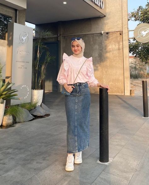 Jeans Hijab, Stylish Outfits Casual, Jeans Colour, Estilo Hijab, Snow Light, Jean Skirt Outfits, Skirt Jeans, Ootd Dress, Casual Hijab Outfit