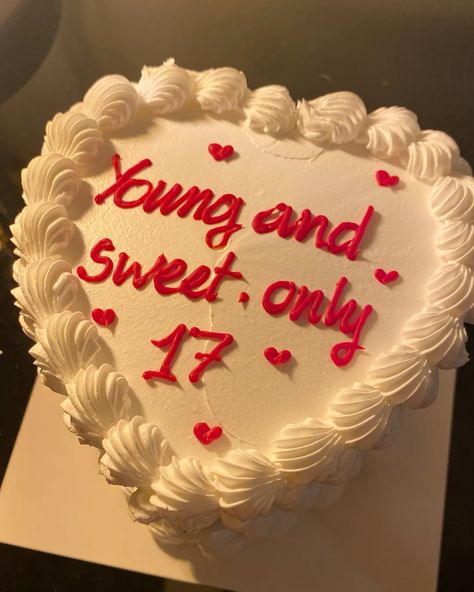 Things To Do On 17th Birthday, Simple 17th Birthday Cake, 16th Bday Cake Ideas, 17 Birthday Ideas Cake, Birthday Ideas 17th Girl, Cute 17th Birthday Cake, Cakes For 17th Birthday Girl, Cake For 17th Birthday Girl, Birthday Cake 17th Birthday Girl