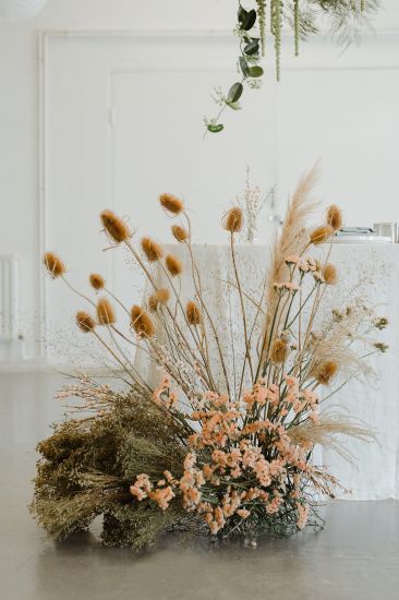 Dry Flower Table Decor, Dried Floral Arrangements Wedding, Table Floral Decorations, Ethical Wedding, Dried Flowers Wedding, Floral Installations, Flower Installation, Sustainable Wedding, Floral Arch