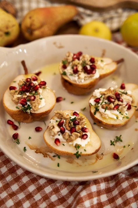 Baked Pears with Chèvre – CouleurNature Baked Pears With Cranberries, Pears With Goat Cheese, Pear Appetizers Holiday Parties, Pear Themed Party, Pears Recipes, Cheese And Honey, Baked Pears, Christian Homemaking, Themed Dinner