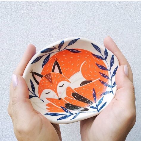 Fox Ceramics Pottery, Pottery Fox, Fox Plate, Ceramic Plates Designs, Fox Pottery, Fox Ceramic, Diy Pottery Painting, Fox Wall Art, Plate Designs