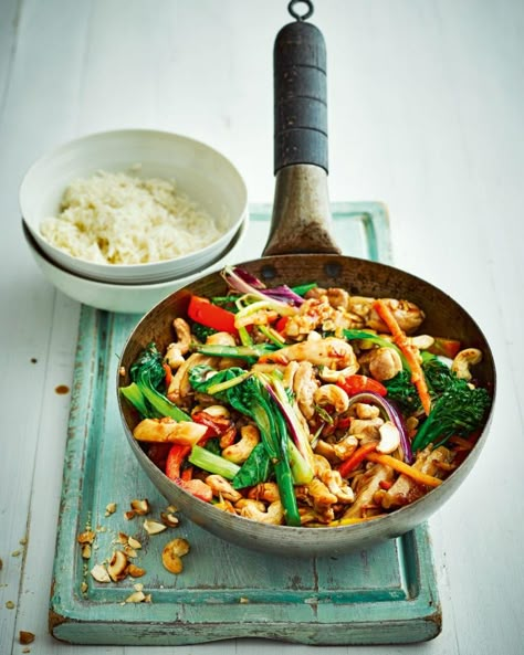 This tasty chicken stir-fry with ginger and oyster sauce is easy to make and can be on the table in just 15 minutes - a great quick midweek fix. Oyster Sauce Recipes, Quick Chinese Recipes, Recipes With Oyster Sauce, Oyster Sauce Chicken, Best Stir Fry, Healthy Burrito, Best Stir Fry Recipe, Sticky Ribs, Chicken Ginger