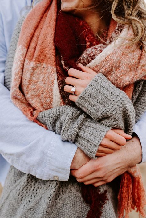 Winter Engagement Pictures, Shooting Couple, Romantic Engagement Photos, Engagement Pictures Poses, Shotting Photo, Winter Engagement Photos, Engagement Photos Fall, Engagement Poses, Caroline Forbes