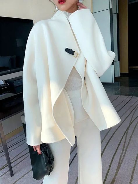 White Overcoat Outfit Women, Elegant Coats For Women Classy, Palto Woman, Chic Fall Style, Woman In White, Elegant Coats, Chique Outfits, Winter Vest, Volleyball Hairstyles