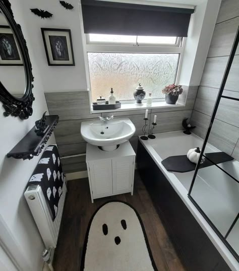 Halloween Bathroom Ideas, Bathroom Halloween Decor, Gothic Bathroom Ideas, Gothic House Decor, Halloween Bathroom Decorations, Bathroom Halloween, Spooky Bathroom, Gothic Bathroom Decor, Gothic Bathroom