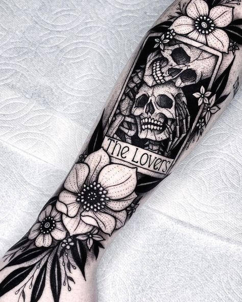 The skull tattoo is cool, it is bold and a bit bad. It even looks a little scared. If you are interested in understanding the meaning of skull #tattooideas #skulltattoos Gotik Tattoo, Halloween Tattoos Sleeve, 16 Tattoo, Catrina Tattoo, Tarot Card Tattoo, Tarot Tattoo, Tattoos Sleeve, Skeleton Tattoos, Tattoos For Lovers