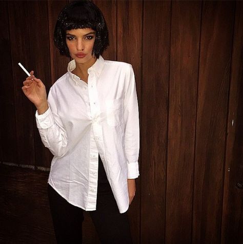 Emily Ratajkowski, as Mia Wallace, wears an oversized white blouse with black pants and a short black wig. Disfraz Mia Wallace, Mia Wallace Costume, Pulp Fiction Costume, Emrata Instagram, Short Black Wigs, Best Celebrity Halloween Costumes, Celebrity Costumes, Hallowen Costume, Celebrity Halloween Costumes