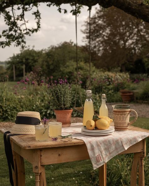 🍋✨ Sunshine returning with every single sip of sharp refreshing nostalgic goodness found in a bottle of homemade lemonade 💛🌞 Seasonal stories told with the help of @fortheflavour @willandbea ✨