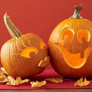 Welcome trick-or-treaters with these simple, easy-to-carve pumpkin creations! Pumpkin Mouth, Diy Pumpkin Carving, Awesome Pumpkin Carvings, Funny Pumpkin Carvings, Cute Pumpkin Carving, Eyeshadow Eyebrows, Pumkin Carving, Halloween Pumpkin Carving Stencils, Creative Pumpkin Carving