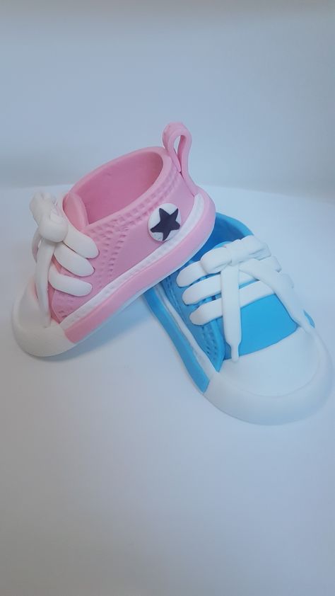 Gender reveal cake toppers Gender Reveal Shoes, Fondant Baby Shoes, Converse Baby, Gender Reveal Cake Topper, Fondant Baby, Creative Cake Decorating, Gender Reveal Cake, Creative Cakes, Gender Reveal