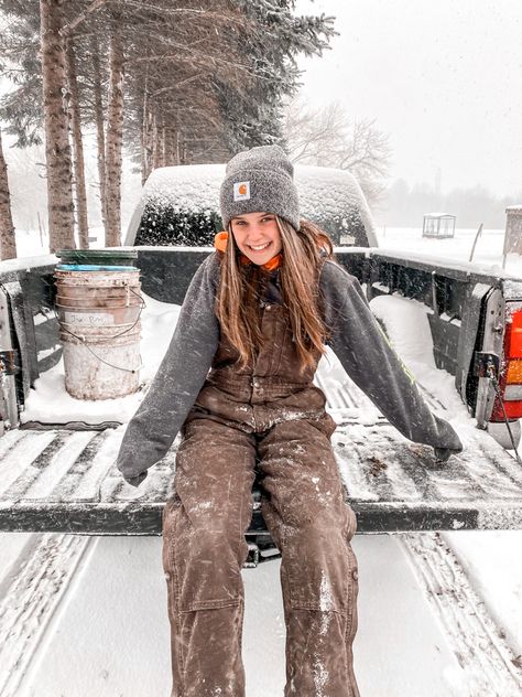 Country Winter Aesthetic, Winter Country Aesthetic, Winter Western Aesthetic, Camo Snowboarding Outfit, Country Style Winter Cap, Cowgirl Snow Photoshoot, Casual Country Outfits, Snowboarding Outfit, Southern Outfits