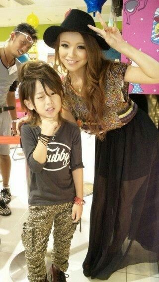 Gyaru mom and son Heisei Gyaru, Gal Aesthetic, Onee Gyaru, Petty Girl, Early 2000s Style, Gyaru Makeup, Holster Bag, Popular Magazine, Hime Gyaru