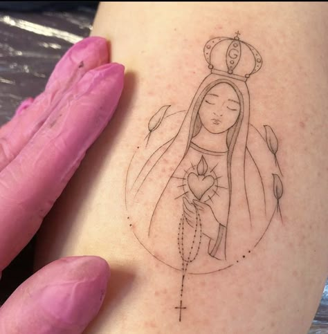 Mother Mary Tattoos, Catholic Tattoos, Mary Tattoo, Matching Sister Tattoos, Cool Wrist Tattoos, Mommy Tattoos, Clever Tattoos, Religious Tattoos, Tatuaje A Color