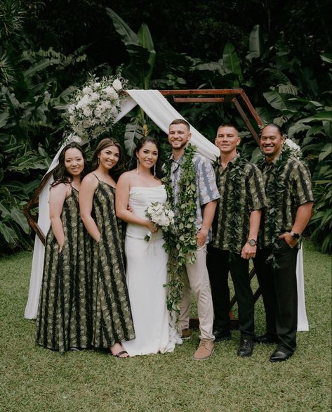 Hawaii Micro Wedding, Hawaiian Wedding Theme, Small Hawaii Wedding, Fijian Wedding, Samoan Wedding, Hawaiian Wedding Themes, Wedding Presentation, Hawaiian Wedding Dress, Polynesian Wedding