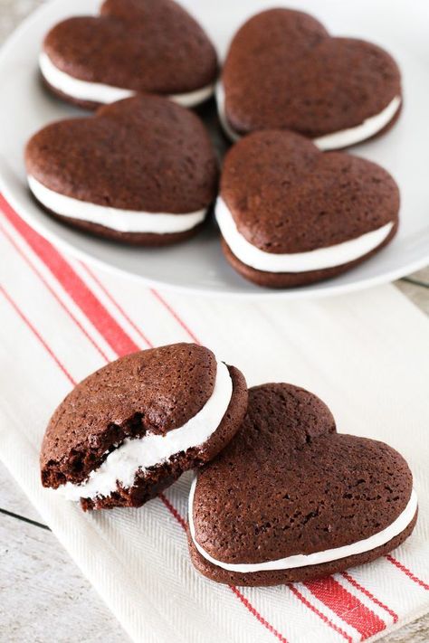 Gluten Free Whoopie Pies, Soft Chocolate Cookie, Whoopie Pie Recipe, Vanilla Filling, Dairy Free Ice Cream, Eating Ice, Recipes Sweet, Cream Sandwich, Melting Chocolate Chips