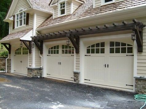 Magnolia Mamas : Exterior Home Mini-Makeover (Inspiration) Garage Trellis, Officine In Garage, Garage Door Trim, White Garage Doors, Door Pergola, Garage Door Colors, Double Garage Door, White Garage, Craftsman Garage Door