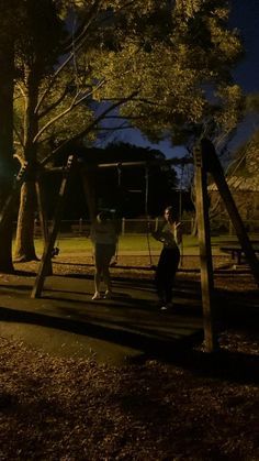 Park At Night With Friends, Playground At Night, Parks At Night, Park Story, Night Park, Park At Night, Foto Best Friend, Cute Babies Photography, Fun Video