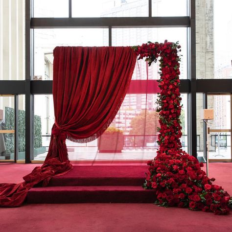 Colin Cowie Lifestyle on Instagram: “Gorgeous, draping velvet in deep red on one side beautifully complemented by roses on the other, pouring over the alter stairs to the…” Valentine Wedding Ideas, Red And White Wedding Decorations, Colin Cowie, White Wedding Decorations, Red And White Weddings, Red Wedding Theme, Red Rose Wedding, Flower Wall Wedding, Wedding Backdrop Design