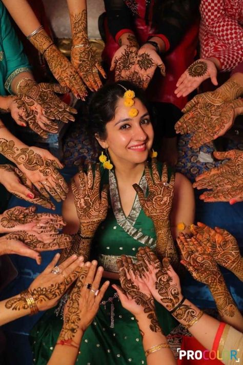 Mehandi Shoot, Mehendi Photography Bridal, Haldi Shoot, Mehandi Bride, Mehendi Photography, Mehndi Video, Shoot Video, Indian Bride Poses, Indian Bride Photography Poses