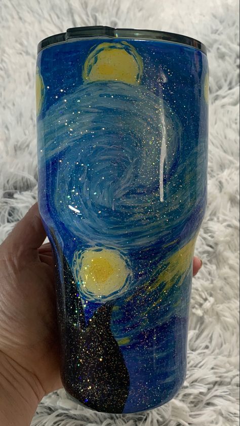 Hand Painted Tumblers, Hand Painted Mugs Ideas, فنسنت فان جوخ, Glass Tumbler Design, Islamic Wallpaper Iphone, Arte Van Gogh, Hand Painted Mugs, The Starry Night, Painted Cups