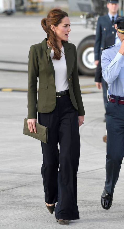 Kate Middleton Swapped Skinny Jeans for This 2019 Trend | Who What Wear Ripped Jeggings, Leg Pants Outfit, Middleton Style, Corporate Outfits, Outfit Jeans, Just Style, 가을 패션, Wide Pants, Looks Style