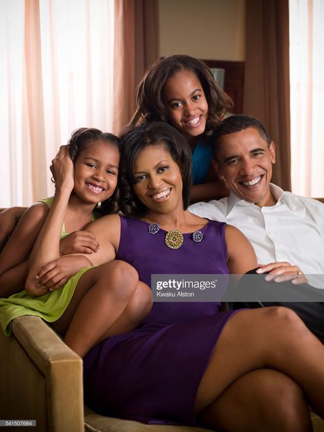 Obama Family Pictures, Barak And Michelle Obama, Obama Daughter, Obama Photos, Barack Obama Family, American First Ladies, Sasha Obama, Large Family Photos, Michelle And Barack Obama