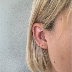 Lower Cartilage Piercing Hoop, Mid Helix Hoop, Low Helix Piercing Hoop, Mid Helix Piercing Hoop, Lower Cartilage Piercing, Mid Helix Piercing Ideas, Double Mid Helix Piercing, Middle Cartilage Piercing, Lower Helix Piercing