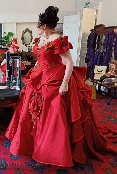 Truly Victorian 1860s Ballgown Bodice TV442 pattern review by jenmak3 1870s Ballgown, Diy Victorian Costume, Victorian Gowns Ball, 1860s Ballgown, Victorian Ballgown, Truly Victorian, Victorian Hairstyles, Victorian Ladies, Royal Clothing