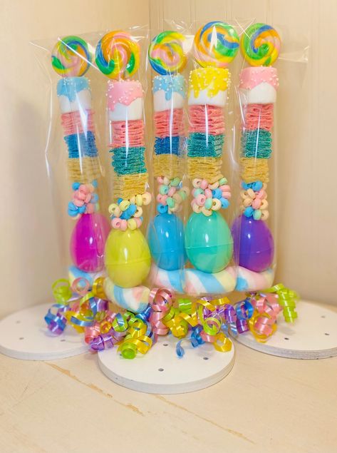 Easter Kabobs, Lollipop Candy Kabobs, Easter Basket Treats, Gummy Candy Kabobs, Easter Theme Party, Easter Egg Filling, Peeps Candy, Candy Kabobs, Easter Party Decor