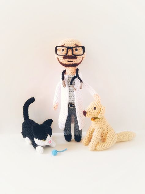 Crochet veterinarian vet veterinary surgeon doctor amigurumi soft cute yarn cotton algodón  muñeco tejido amigurumi veterinario medicina medicine cute sweet minimalistic gift present toy doll toys cat dog  pets care doll diy pattern handmade hecho a mano regalo recuerdo invaluable priceless minarai dogs cats dog cat perro gato negro golden retriever him Crochet Veterinarian, Veterinarian, Amigurumi, Crochet Patterns, Teddy Bear, Crochet, Animals, Pattern