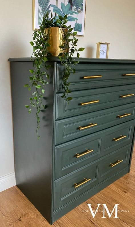 Chest Of Drawers Bedroom Vintage, Revamp Chest Of Drawers, Green Gold Furniture, Drawer Color Ideas, Bedroom Green Furniture, Drawer Chest Decor Ideas, Green Gold Dresser, Green Refurbished Furniture, Bedroom With Green Furniture