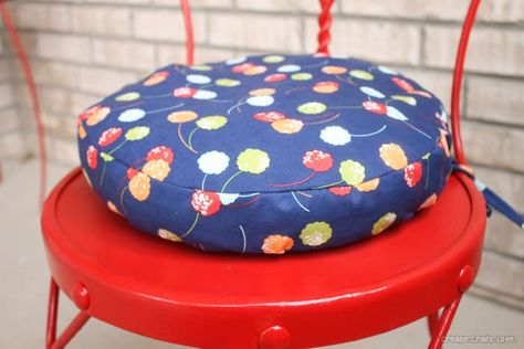 This Simple Round Cushion tutorial will walk you through how to create your own! Round Cushion Cover Diy, Diy Chair Cushions, Round Cushion Cover, Round Cushions, Reupholster Chair Dining, Round Chair Cushions, Round Seat Cushions, Cushion Tutorial, Climbing Gifts