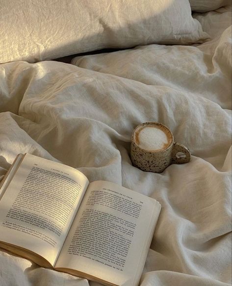 Cosy Reading Aesthetic, Fall Notion, Winter Reading Aesthetic, Cosy Winter Aesthetic, Cosy January Aesthetic, Cozy Fall Aesthetic Books, Cosy Candle Aesthetic, Coffee And Books Aesthetic Fall, Cosy Autumn Books