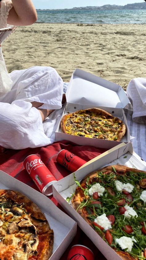 Pizza on the beach in Greece with friends Greece With Friends, Pizza On The Beach, Beach Dinner Parties, Beach In Greece, Picnic On The Beach, Beach Dinner, Beach Birthday Party, Picnic Date, Beach Birthday