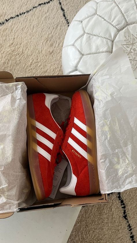 Samba Shoes, Gymnastics Shoes, Girl Sneakers, Shoe Wishlist, Adidas Spezial, Adidas Womens, Shoe Inspo, Red Sneakers, Swag Shoes