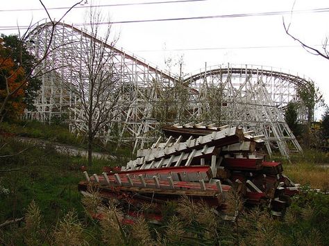 15 Photos of Abandoned Geauga Lake Amusement Park Geauga Lake Amusement Park, Park Story, Abandoned Ohio, Wooden Roller Coaster, Abandoned Theme Parks, Forgotten Places, Abandoned Amusement Parks, Abandoned Ships, Northeast Ohio