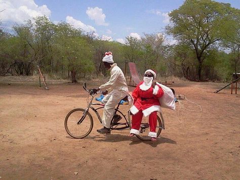 Christmas in Africa Christmas In South Africa, African Christmas, African Life, Summer Christmas, Christmas Tree And Santa, Santa Claus Is Coming To Town, Funny Costumes, African Countries, Father Christmas