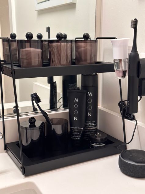 Mens Apartment Bathroom, Bathroom For Men Ideas, Men’s Bathroom Decorating Ideas, Men’s Restroom Decor, Black Minimalist Home Decor, Mens Bathroom Counter Organization, Modern Black Bathroom Decor, Men Bathroom Aesthetic, Mens Small Bathroom Ideas