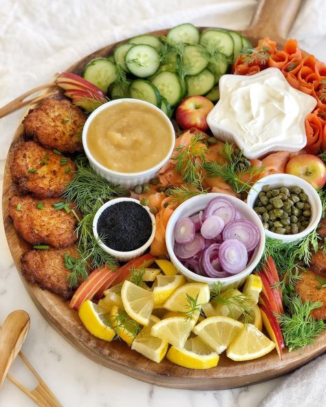 Hannukah Party Food, Hanukkah Charcuterie Board, Hannukah Brunch Ideas, Jewish Brunch, Hanukkah Appetizers Holiday Parties, Lox Board, Chanukah Dinner, First Night Of Hanukkah Dinner, Latke Board