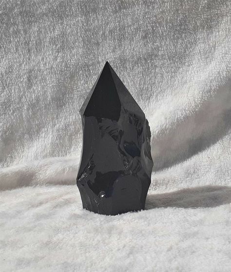 Black Obsidian Aesthetic, Obsidian Aesthetic, Colours Aesthetic, Black Things, Special Colors, Aesthetic Color, Crystal Aesthetic, Currently Reading, Obsidian Stone