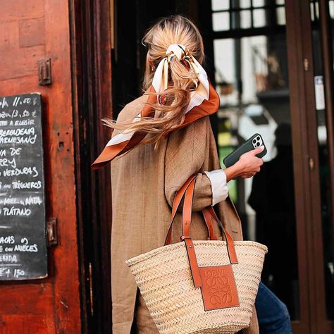 ac5dab2e99eee9cf9ec672e383691302desc51944355ri Madeleine Vionnet, Style Parisienne, Paris Mode, Hair Scarf, Basket Bag, Crochet Bags, 가을 패션, Mode Vintage, Looks Style